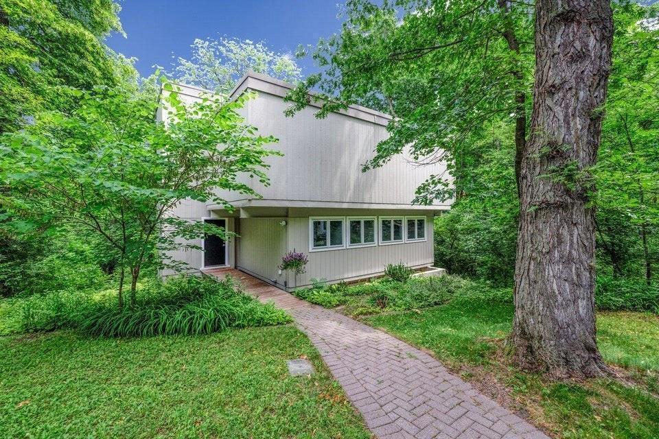 2201 Timberland Road, Ames, Iowa 50014, USA