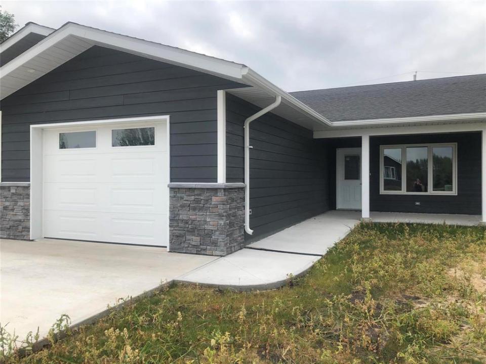 807 YOUNG STREET, Killarney, Manitoba R0K 1G0, Canadá