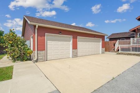 2009 1st Avenue E, Newton, Iowa 50208