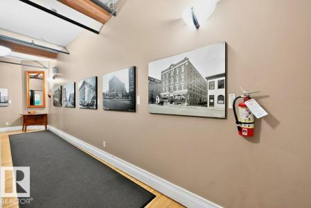 10249 104 STREET NW, Edmonton, Alberta T5J 1B1, Canadá