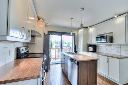 941 10e Avenue, Laval (Fabreville), Quebec H7R 4M6, Canadá