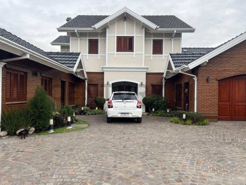 Parish Robertson 300, Esteban Echeverría, GBA Sur 1842, Argentina