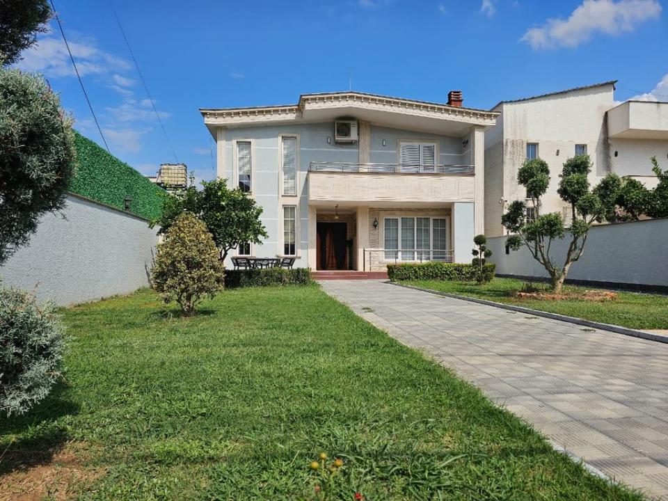 Kamez Qender, Tirana, Albânia