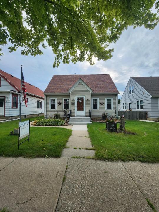 3803 S Ahmedi Avenue, St. Francis, Wisconsin 53235, USA