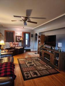 3803 S Ahmedi Avenue, St. Francis, Wisconsin 53235, USA