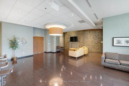 215 QUEEN STREET E, Brampton, Ontario L6W 0A9, Kanada