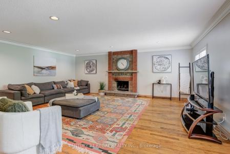 52 RANEE AVENUE, Toronto, Ontario M6A 1M9, Canada