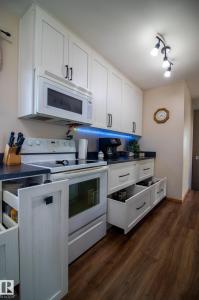 16050 95 AVENUE NW, Edmonton, Alberta T5P 0A7, Canada