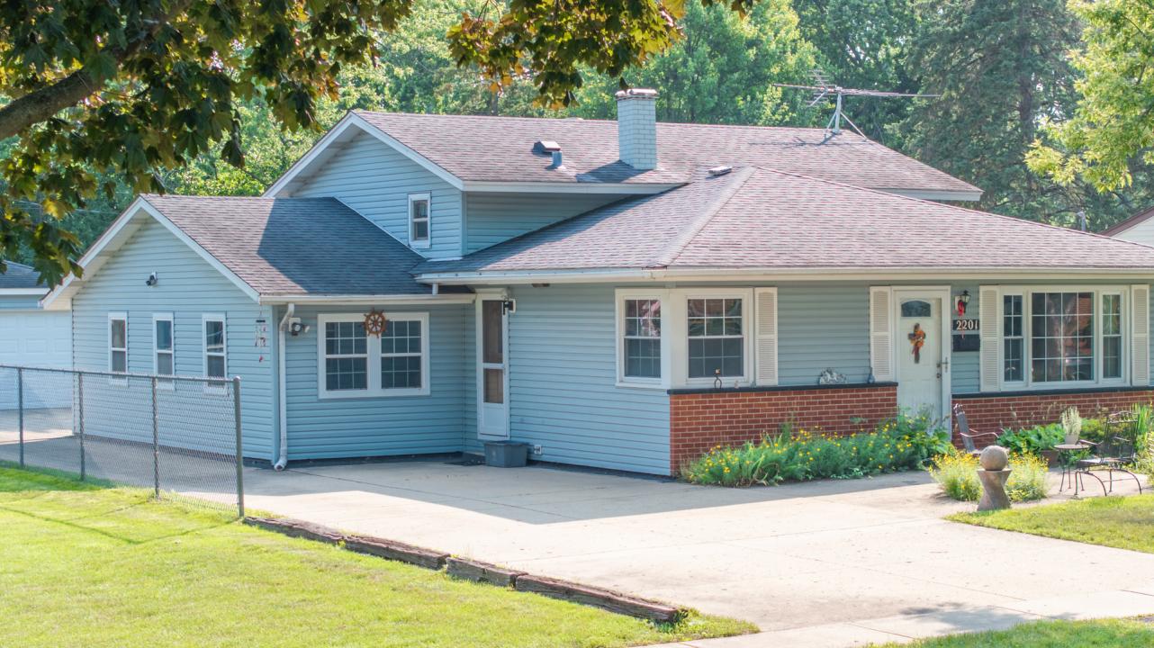 2201 Kingfisher Lane, Rolling Meadows, Illinois 60008