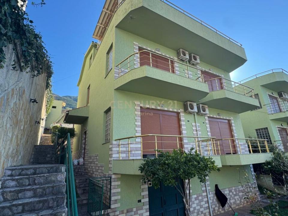 Rruga e Konomojave, Vlorë, Albania