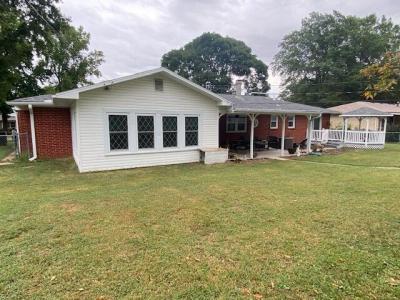 906 West Pearl Street, Aurora, מיזורי 65605, ארצות הברית של אמריקה