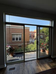 1333 N Burling Street , B, Chicago, Illinois 60610, HOA KỲ