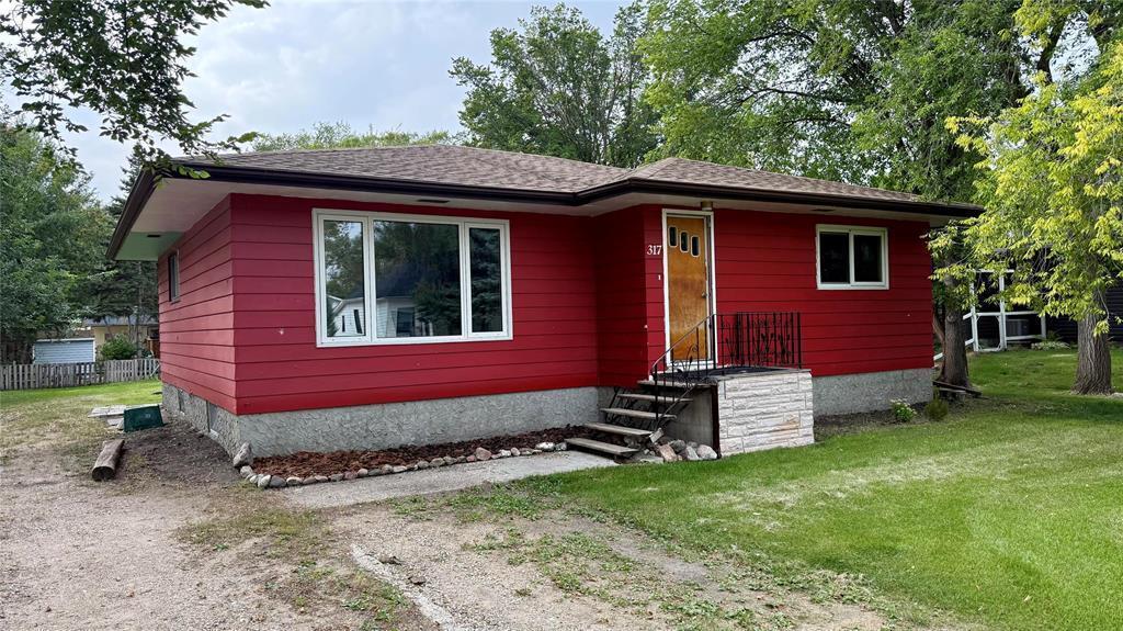 317 CAVERS STREET SOUTH, Deloraine, Manitoba R0M 0M0, Canada