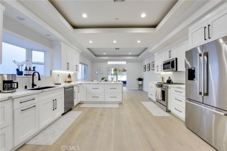 22237 Buena Ventura Street, Woodland Hills, California 91364, USA