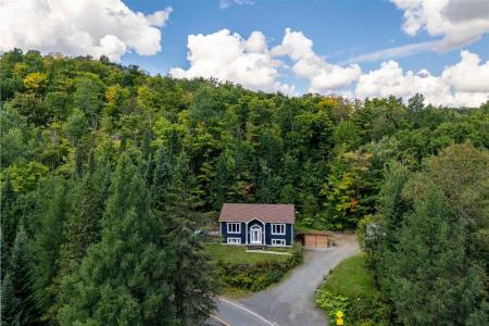 2405  Ch. du Domaine, Saint-Adolphe-d'Howard, Quebec J0T 2B0, Canadá