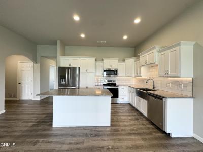 201 Kenner Loop, Bismarck, North Dakota 58504, USA