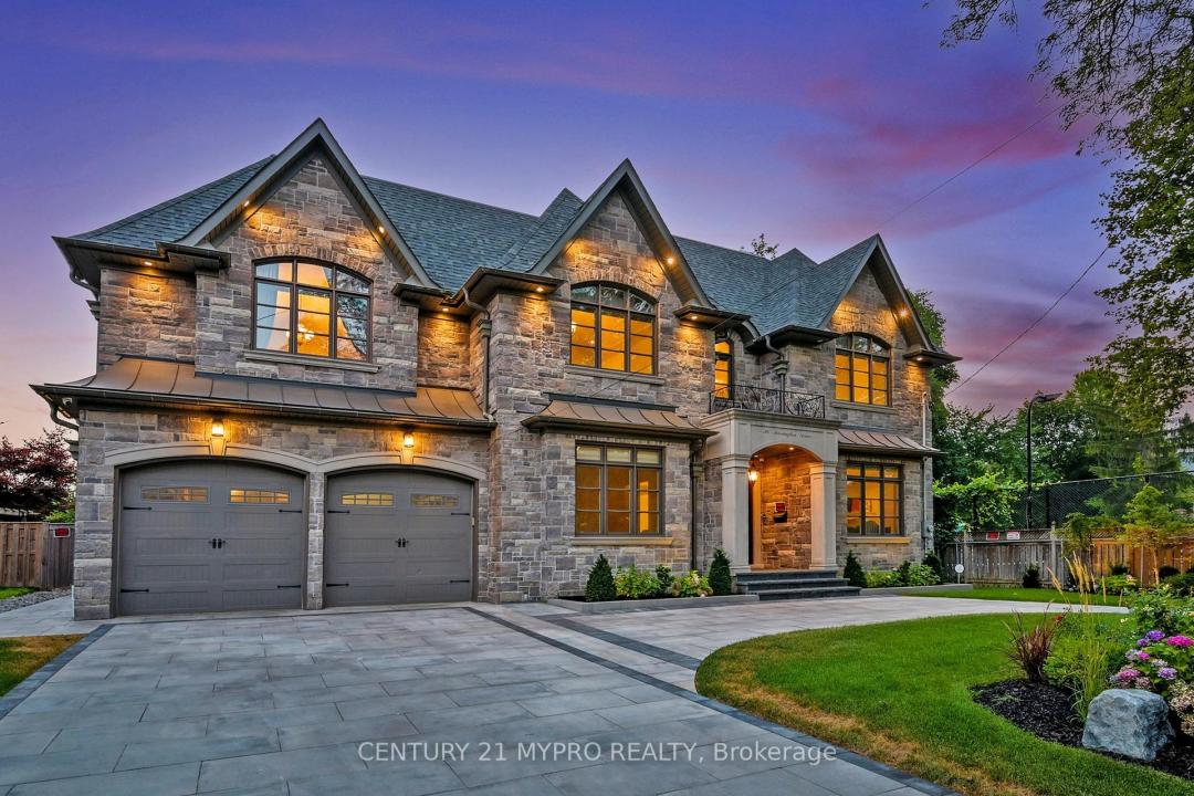 36 FARRINGTON DRIVE, Toronto, Ontario M2L 2B6, Canada