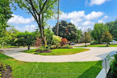 36 FARRINGTON DRIVE, Toronto, Ontario M2L 2B6, Canada