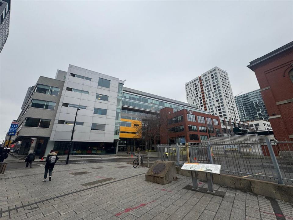 111 Boul. Robert-Bourassa, Montréal (Ville-Marie), Quebec H3C 2M1, Canada