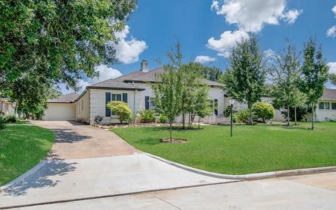 18655 Martinique Drive, Nassau Bay, Texas 77058