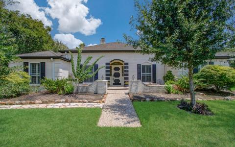 18655 Martinique Drive, Nassau Bay, Texas 77058