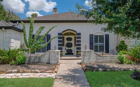 18655 Martinique Drive, Nassau Bay, Texas 77058