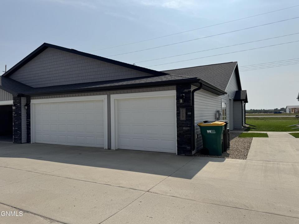 125 Kenner Loop, Bismarck, North Dakota 58504, USA