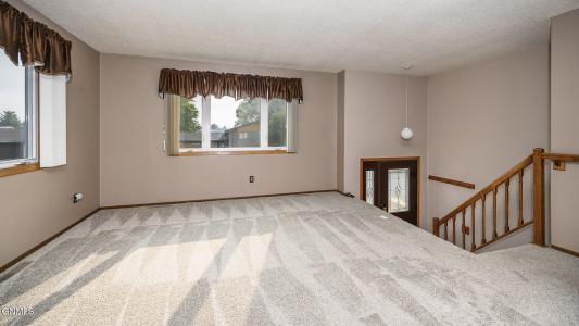 1113 Chestnut Lane, Beulah, North Dakota 58523, USA