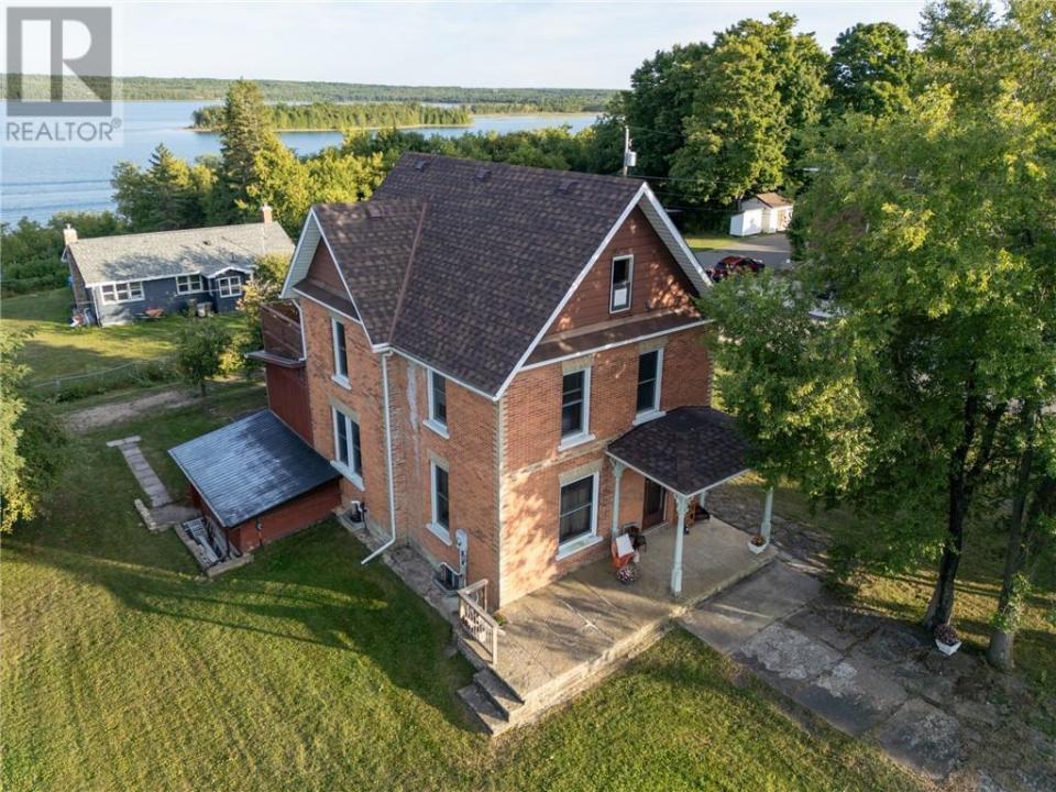 104 ARTHUR STREET, Manitowaning, Ontario P0P 1N0, CANADÁ