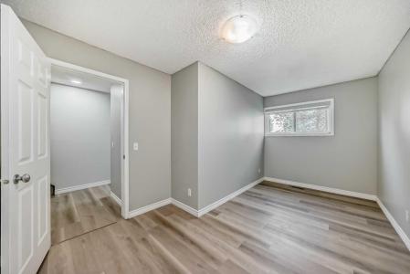 7 WESTLAND ROAD, Okotoks, Alberta T1S 1Z1, Canada