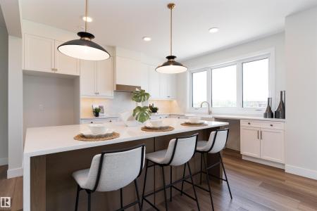 7121 MAY CRESCENT NW, Edmonton, Alberta T6R 0X2, Canada