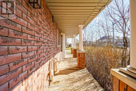 2 OGLEVIE DRIVE, Whitby (pringle Creek), Ontario L1R 2Y4, Canada