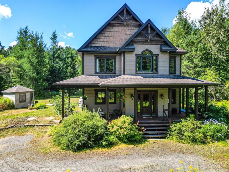 120  Place de Louxor, Morin-Heights, Quebec J0R 1H0, Canadá