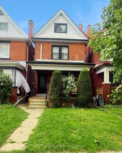 237 BALSAM AVENUE S, Hamilton, Ontario L8M 3B9, Canada