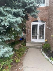 130 WALLER STREET, Whitby, Ontario L1R 2K7, Canada