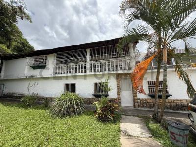 calle manapire quinta san judas tadeo Casa en venta Urb. Piedra Azul, Caracas, Miranda 1080, Venezuela