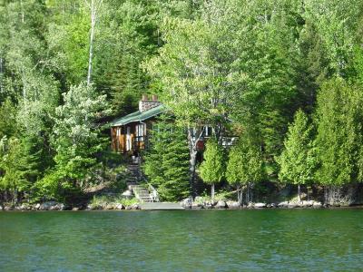 145 Côte des Intrépides, Mont-Tremblant, Quebec J8E 2K5, Kanada