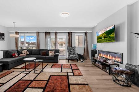 33 CARRINGHAM GATE NW, Calgary, Alberta T3P 2H6, Canada