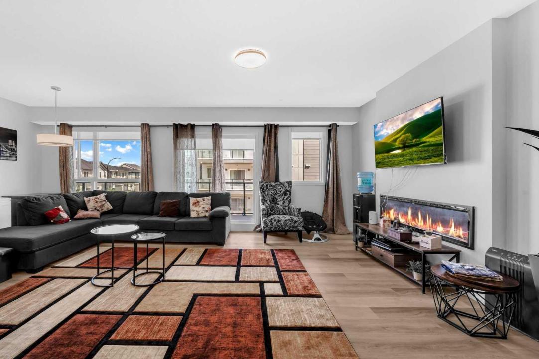 33 CARRINGHAM GATE NW, Calgary, Alberta T3P 2H6, Canada