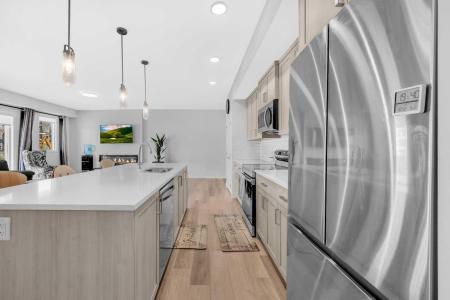 33 CARRINGHAM GATE NW, Calgary, Alberta T3P 2H6, Canada