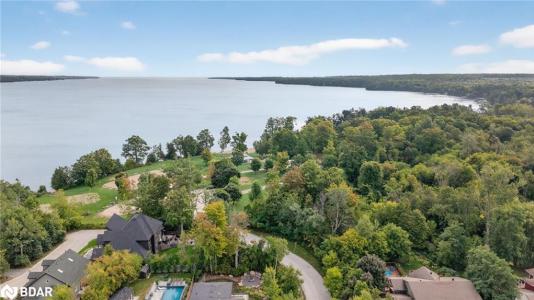 46 TYNDALE ROAD, Barrie, Ontario L4N 7T1, Canadá