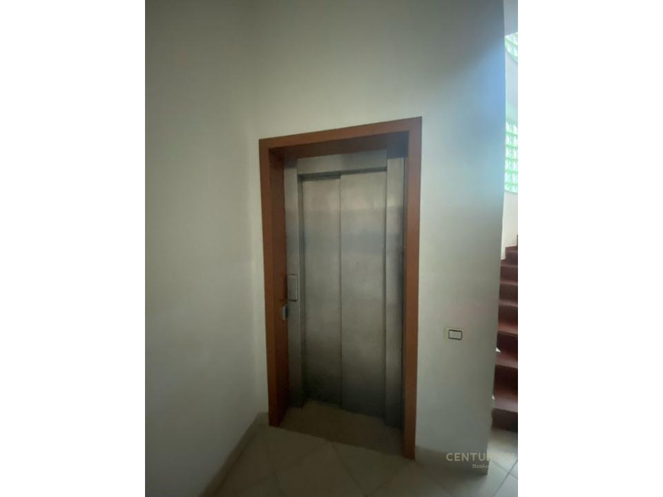 Rruga e Elbasanit, Tirana, アルバニア