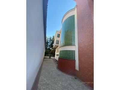 Rruga e Elbasanit, Tirana, アルバニア