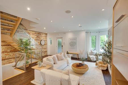 22 COLUMBINE AVENUE, Toronto, Ontario M4L 1P3, Canada