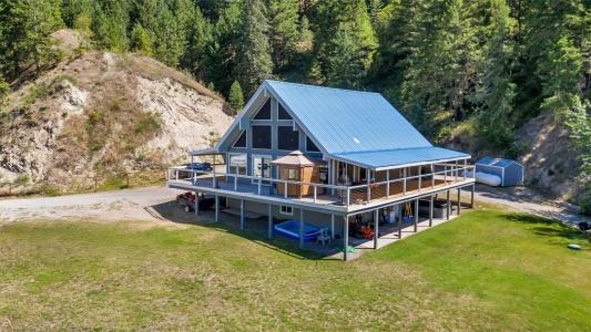 2621 SALMON RIVER ROAD, Salmon Arm, British Columbia V1E 3H8, Canada