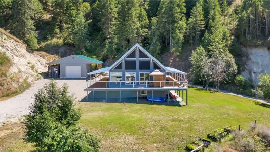 2621 SALMON RIVER ROAD, Salmon Arm, British Columbia V1E 3H8, Canada