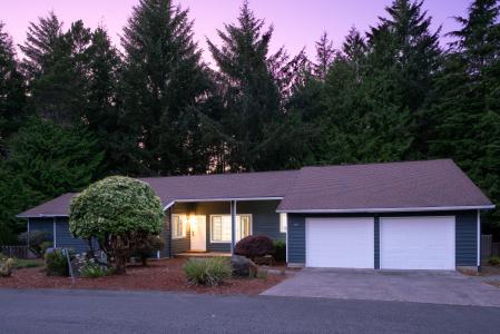 60 Seagrove Place, Lincoln City, Oregon 97367, USA