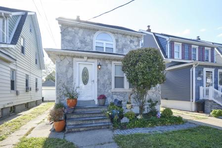 92-40 245th Street, Floral Park, Nowy Jork 11001, USA