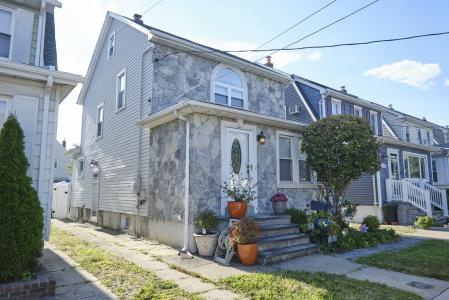 92-40 245th Street, Floral Park, Nowy Jork 11001, USA