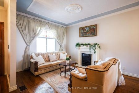 869 PAPE AVENUE E, Toronto, Ontario M4K 3T7, Canada